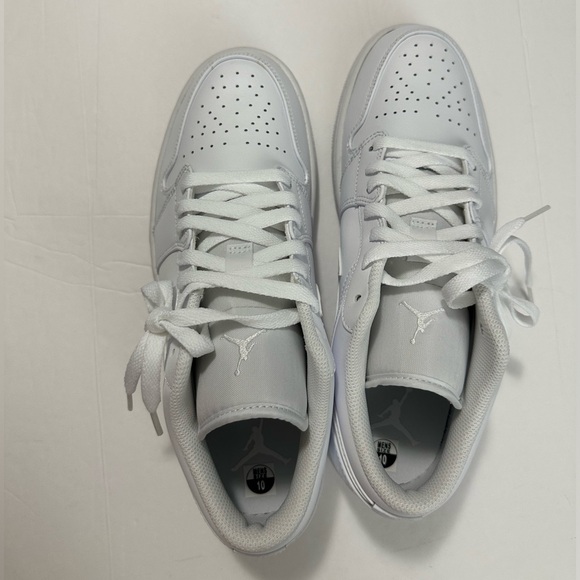 BNIB Air Jordan 1 low triple white - Picture 6 of 6